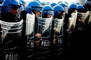 Ferimento Di Girolamo, lettera aperta di un poliziotto celerino: ”Sindaco si scusi con forze dell’ordine”