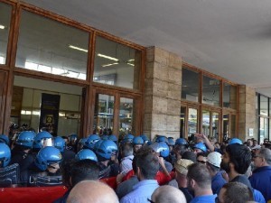 Scontri Ast, questura replica: ”Agito con professionalità ma alcuni manifestanti violenti, agenti feriti”
