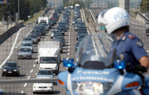 Autocarro si incendia su A1: viabilità chiusa tra Orvieto e Attigliano. Bottiglie d’acqua ad auto in coda