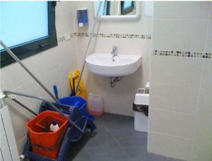 Terni, nuovi uffici comunali: bagni usati come ripostigli e le chiavi aprono tutte le porte
