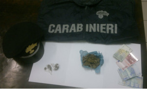 Terni, spaccio di droga in piazza in piena notte: tunisino arrestato e minorenne denunciato