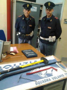Terni, ladro si apposta per rubare in appartamenti, scoperto riesce a fuggire dopo inseguimento in auto