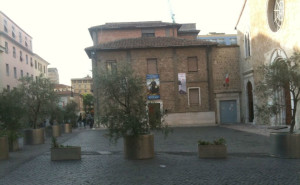 Terni, in piazza San Francesco 13 fioriere contro sosta selvaggia. Ci sono già rifiuti all’interno
