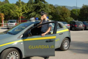 Terni, gira l’Italia con auto dell’Usl e si fa rimborsare oggetti privati: dipendente denunciato