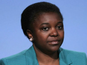 Ministro Kyenge in visita a questura Terni, allestito albero di Natale da bimbi di tutte le etnie