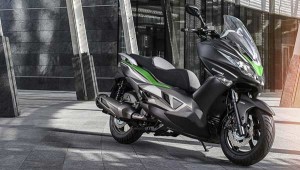 Il nuovo scooter Kawasaki J300, 4.730 euro e 4 anni di garanzia