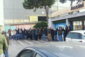 Terni, lavoratori Rigato licenziati si incatenano davanti ad Ast. Sindacati: ”Violate regole su cambio appalto”