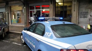 Terni, violenta rapina in negozio parrucchiere del centro: 3 pakistani denunciati