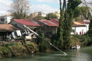 Terni, si ribalta il cestello e operaio cade nel fiume Nera: è disperso