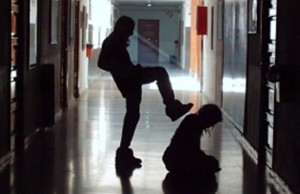 Terni, bullo 16enne perseguita compagna di scuola e picchia coetanei: denunciato per stalking