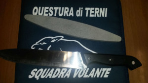 Terni, donna gelosa si presenta a casa di un ternano con un coltello da macellaio: denunciata