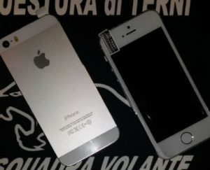 Terni, tentano di vendere iPhone falsi a passanti: due rumeni allontanati