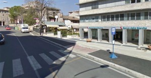 Terni, tre uomini armati di pistole entrano da un foro e rapinano banca: bottino di oltre 100 mila euro