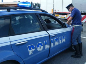 Polizia ferma furgone in Veneto, trova una bara con un rumeno morto a Terni