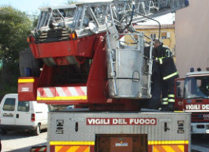 Terni, nigeriana si barrica in casa con bambina: intervengono pompieri e carabinieri
