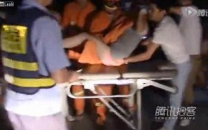 Cina, cadono giù da un dirupo mentre fanno sesso a tre in auto