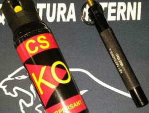 Narni, trovato in auto con due bombolette spray urticanti: rumeno denunciato