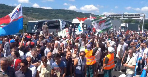 Ast, sciopero e manifestazione al casello di Orte: autostrada bloccata