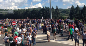 Ast, sciopero e corteo con blocco svincolo Terni-Orte. Operaio continua sciopero fame