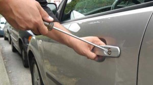 Terni, sorpresi da un cittadino a scassinare auto: due rumeni denunciati
