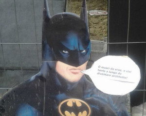 Terni, c’è Batman a piazza dell’Olmo: iniziativa goliardica contro il nuovo aspetto