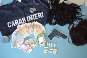 Terni, spacciatore dominicano arrestato: in casa cocaina, 6 mila euro, parrucche e pistola giocattolo