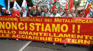 Terni, è il giorno dello sciopero: la città manifesta per Ast. Sindacati fischiati