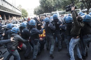 Ast, scontri a Roma, video di Gazebo, un funzionario di polizia dà l’ordine: ”Caricate”