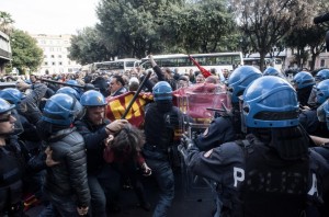 Ast, lavoratori manifestano a Roma, scontri con la polizia: sindacalisti, operai e agenti feriti