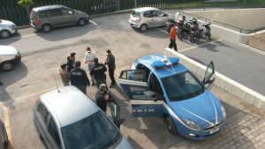 Terni, auto con ubriaco al volante, senza assicurazione, 3 coltelli a bordo: 4 rumeni denunciati
