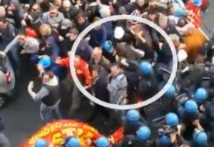 Ast, scontri a Roma, il video di un poliziotto che prende a pugni gli operai