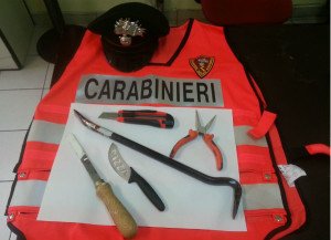 Terni, rubano vestiti da cassonetto Caritas: imprenditore e compagna arrestati