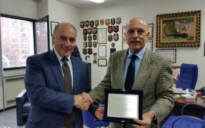 Terni, questore consegna targa premio a dirigente polizia andato in pensione