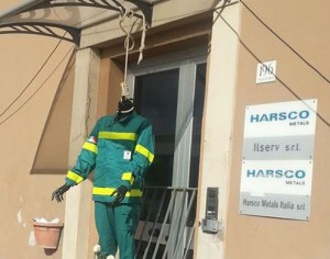 Ast, lavoratori Ilserv in cig, presidio davanti a prefettura, strada bloccata