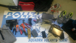 Terni, ruba nelle auto parcheggiate a Borgo Rivo: giovane rumeno arrestato