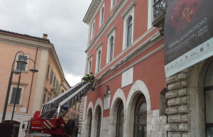 Terni, biblioteca, vigili del fuoco rimuovono marcapiano pericolante, Città Futura: ”Cade a pezzi”