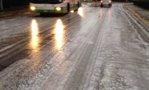 Terni, piove e la strada di via Rossini si riempie di schiuma, De Luca: ”Ecco cos’è”
