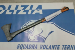 Terni, litigano con il proprietario di casa e gli distruggono l’auto a colpi di accetta