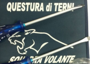 Terni, cercano di entrare in appartamenti per rubare: due nomadi minorenni denunciate