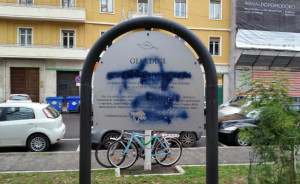 Terni, atti vandalici-politici: imbrattata anche targa dei giardini di piazza Dalmazia
