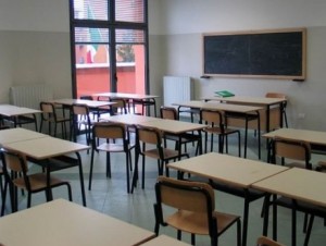 Terni, dirigente scolastica vieta a genitori di accompagnare in classe figlia infortunata e chiama polizia