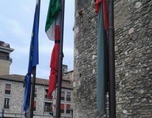 Terni in lutto per i funerali di David, bandiere a mezz’asta e cartelli su vetrine
