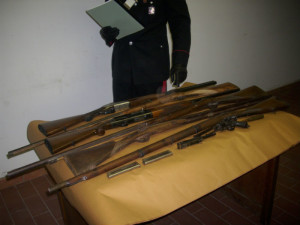 Terni, invia al fratello lettera anonima con proiettile: 77enne arrestato, armi sequestrate