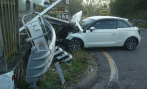 Terni, auto finisce contro passaggio a livello, treni in ritardo