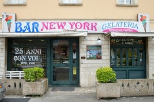 Terni, entra nel bar con un’accetta e minaccia i clienti: bloccato dalla polizia