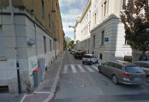 Terni, sfondano portone e rubano in casa: furto in un appartamento del centro