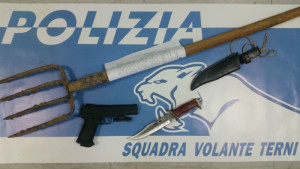Terni, gira seminudo e armato di forcone, coltello e pistola finta: 55enne italiano denunciato