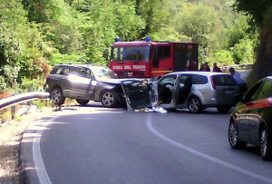 Narni, incidente frontale tra due auto lungo strada Ortana: un morto e due feriti