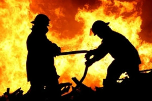 Terni, incendio Vascigliano, malore per una decina di vigili del fuoco, 2 in ospedale