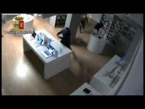 Terni, furto all’iStore Apple: arrestati due ladri della banda, il video del colpo